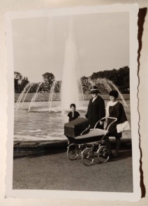 Annette im Kinderwagen 1965 im Bottroper Stadtpark, Foto: privat